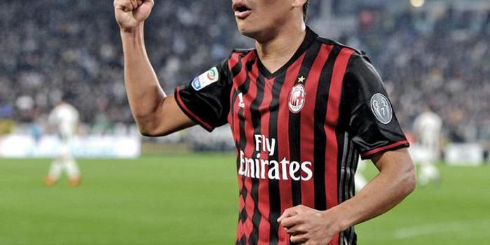 意甲尤文图斯补时争议点球绝杀AC米兰，终结对手五连胜登顶引热议